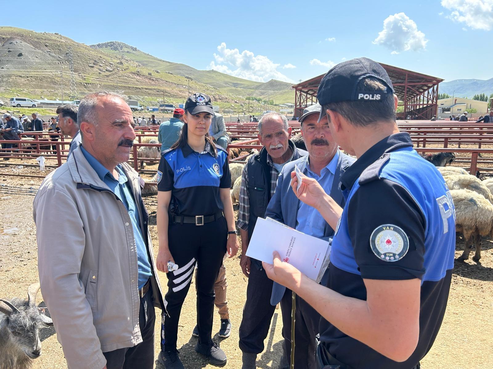 Van Polisi vatandaşı bilgilendirdi