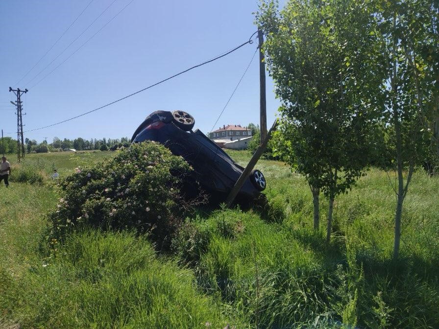 Van’da araç takla attı: 2 yaralı