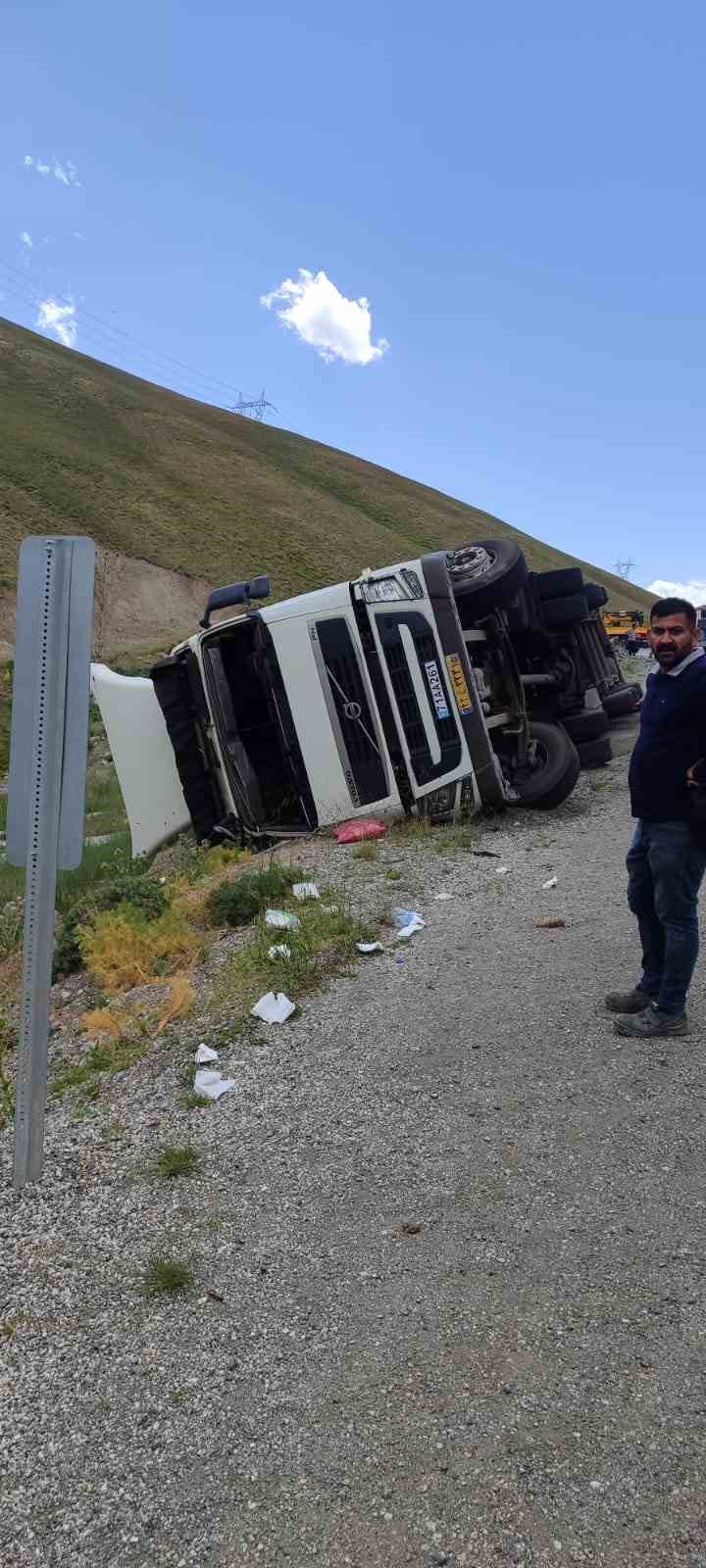Van’da İran plakalı tır devrildi: 1 yaralı