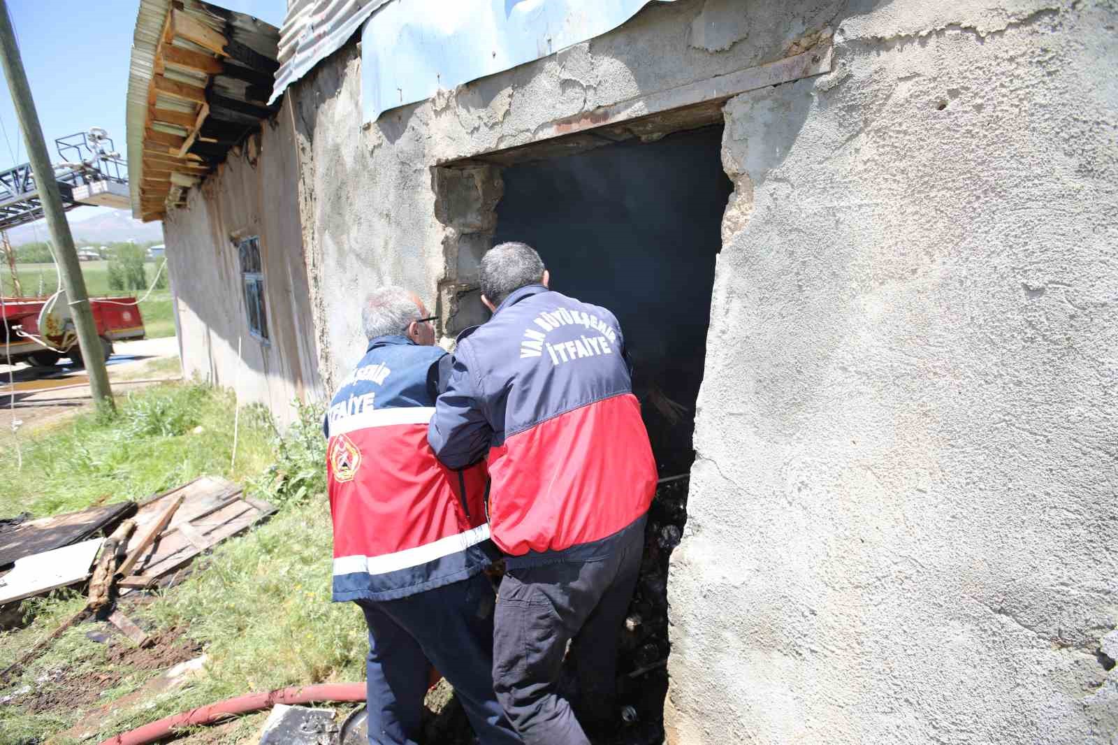Van’da  korkutan ev yangını