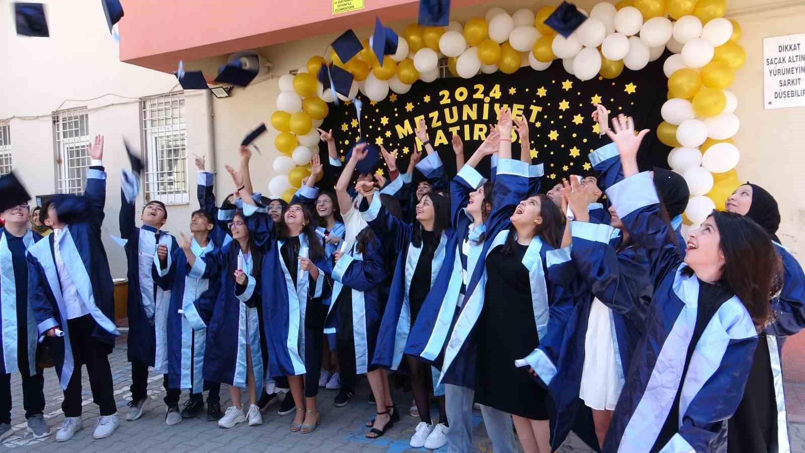 Van’da Ortaokul öğrencilerinin mezuniyet sevinci