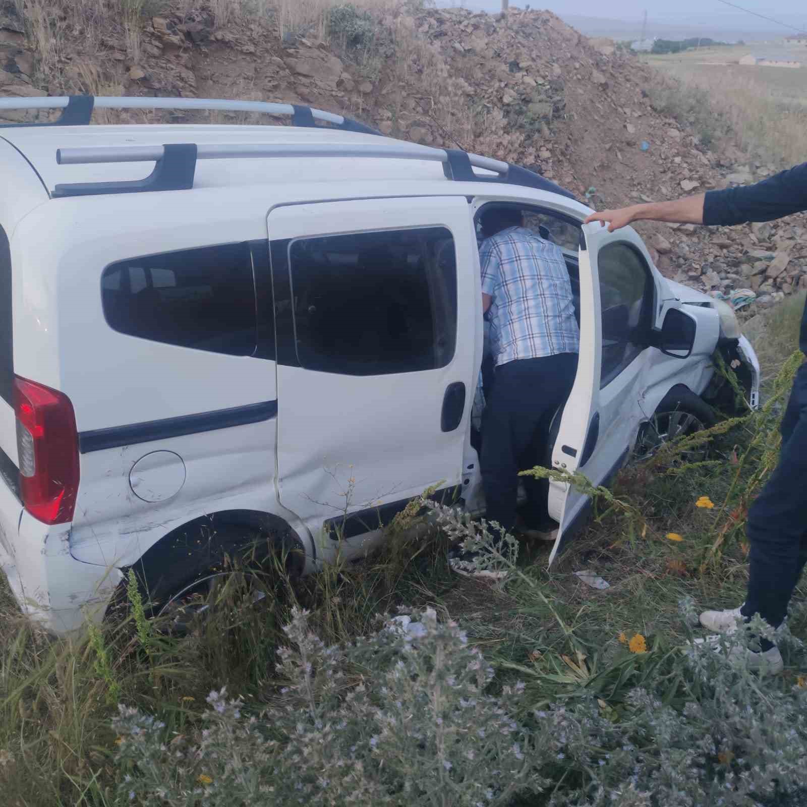 Van’da ticari araç kontrolden çıktı: 1 yaralı