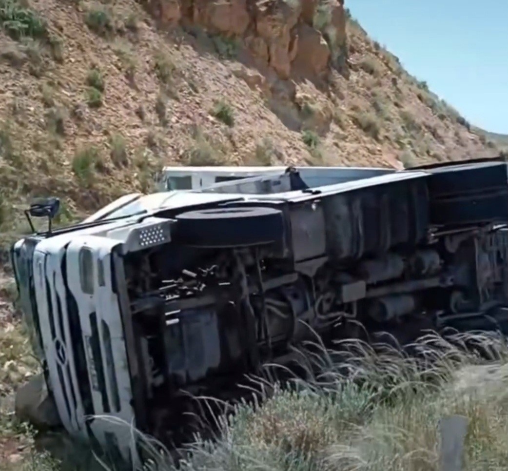 Van’da virajı alamayan tır devrildi