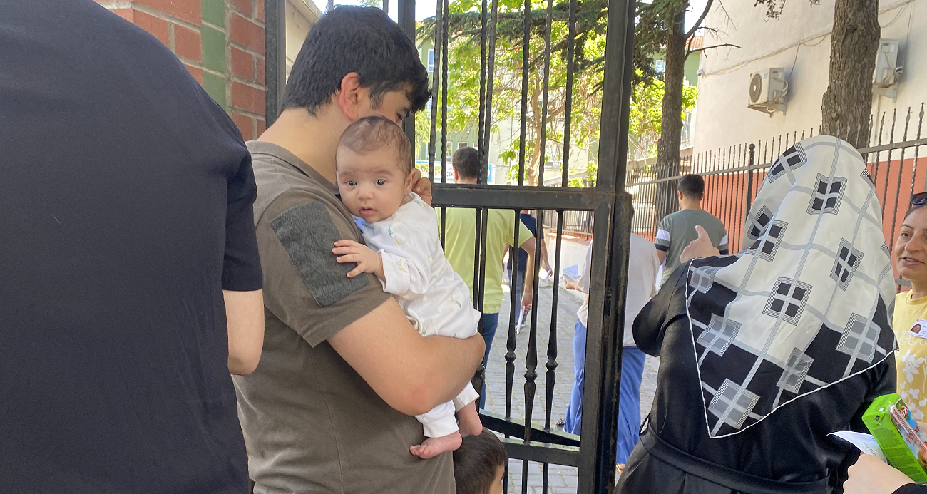 3 haftalık bebek annesini bekledi