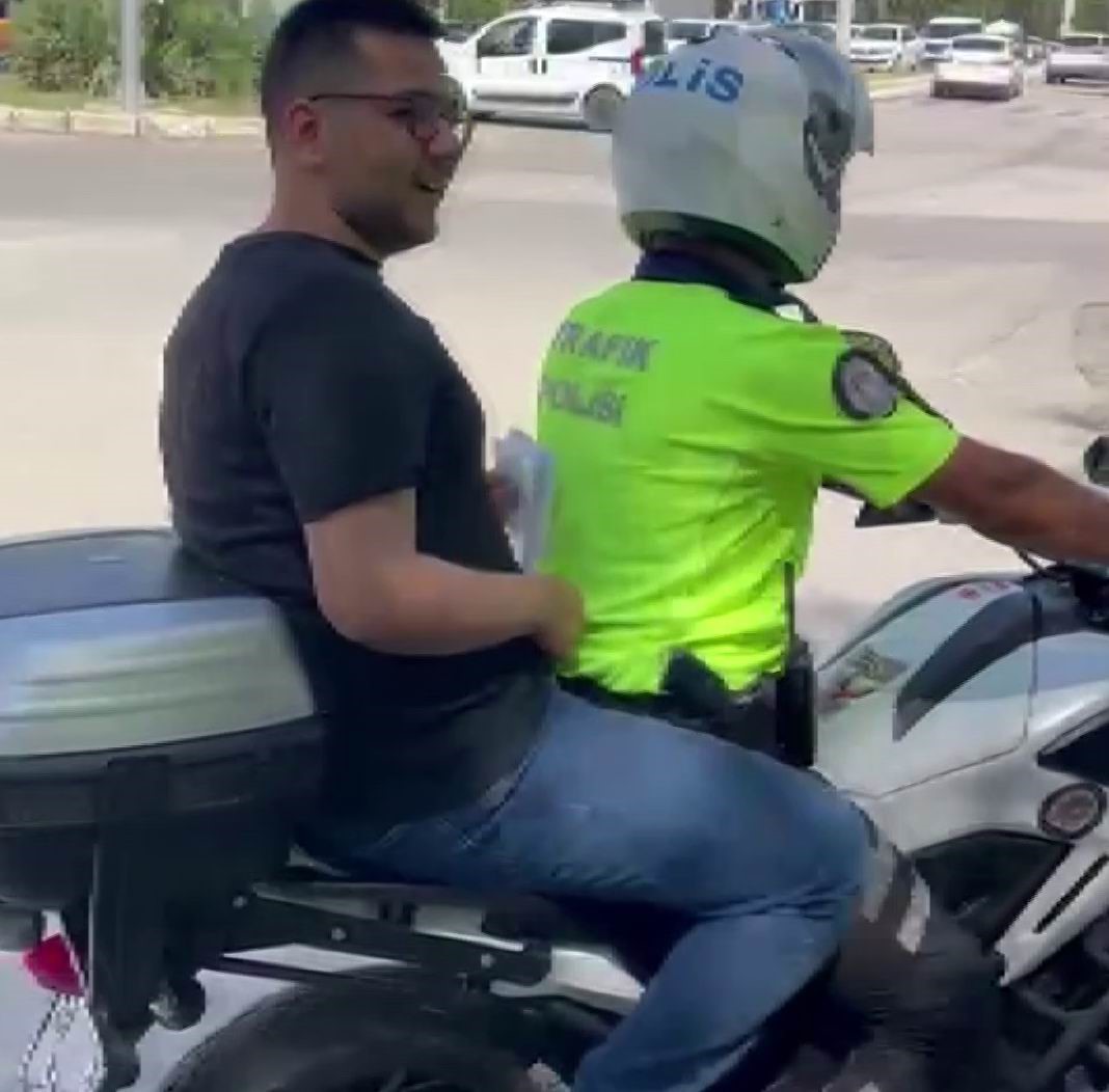 YKS’ye geç kalanların yardımına polisler yetişti