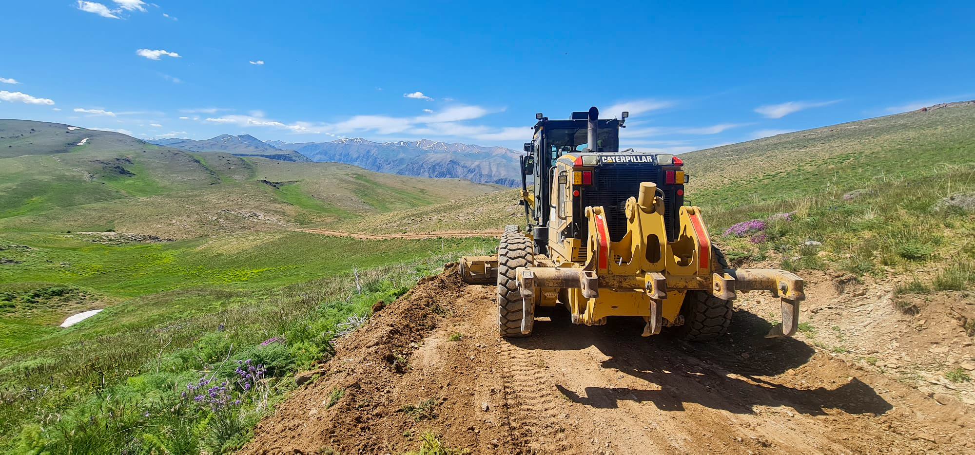 Gürpınar Belediyesinin yol bakım çalışmaları sürüyor