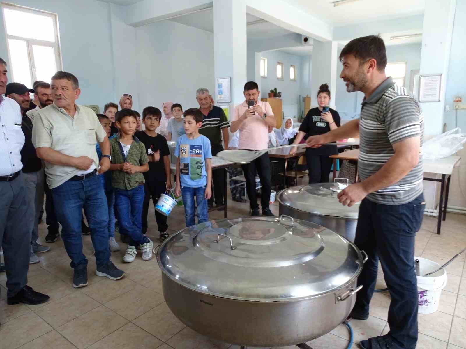Köyün geleneksel aşuresini 14 yıldır imam pişiriyor