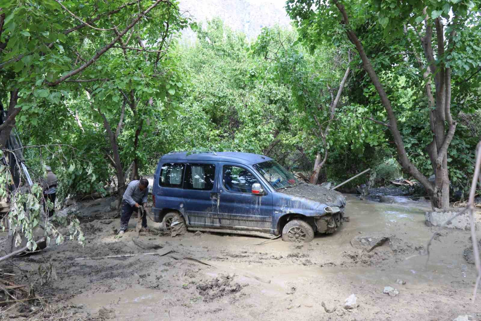 Ayvalı köyünde selin bilançosu ağır