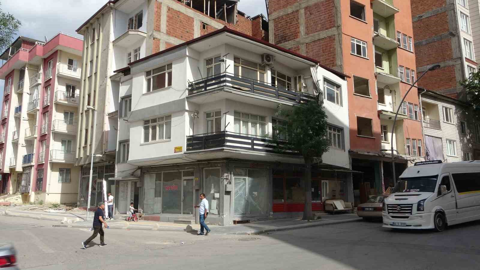 Ağır hasarlı binanın korkusu evlerinden etti