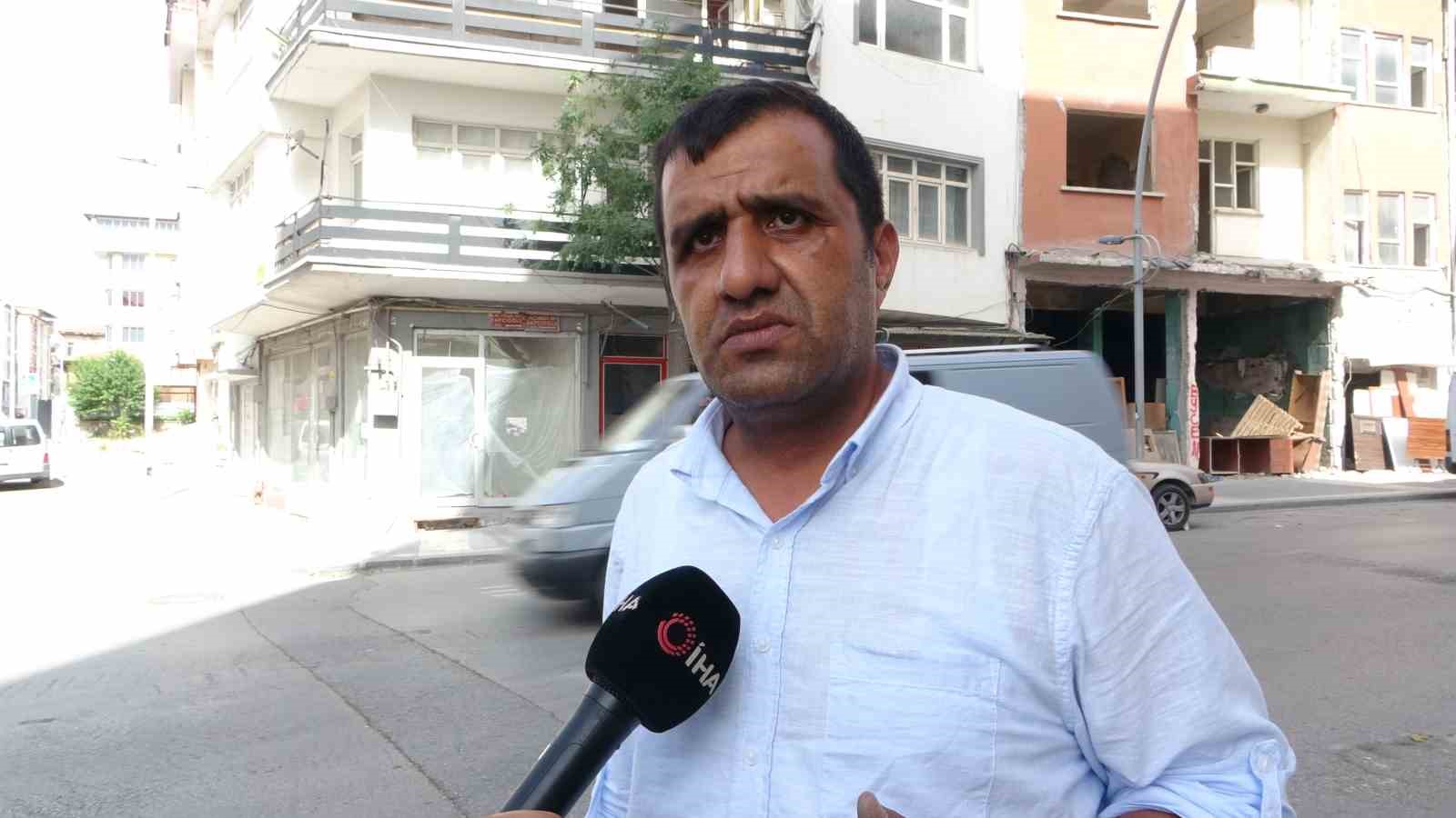 Ağır hasarlı binanın korkusu evlerinden etti