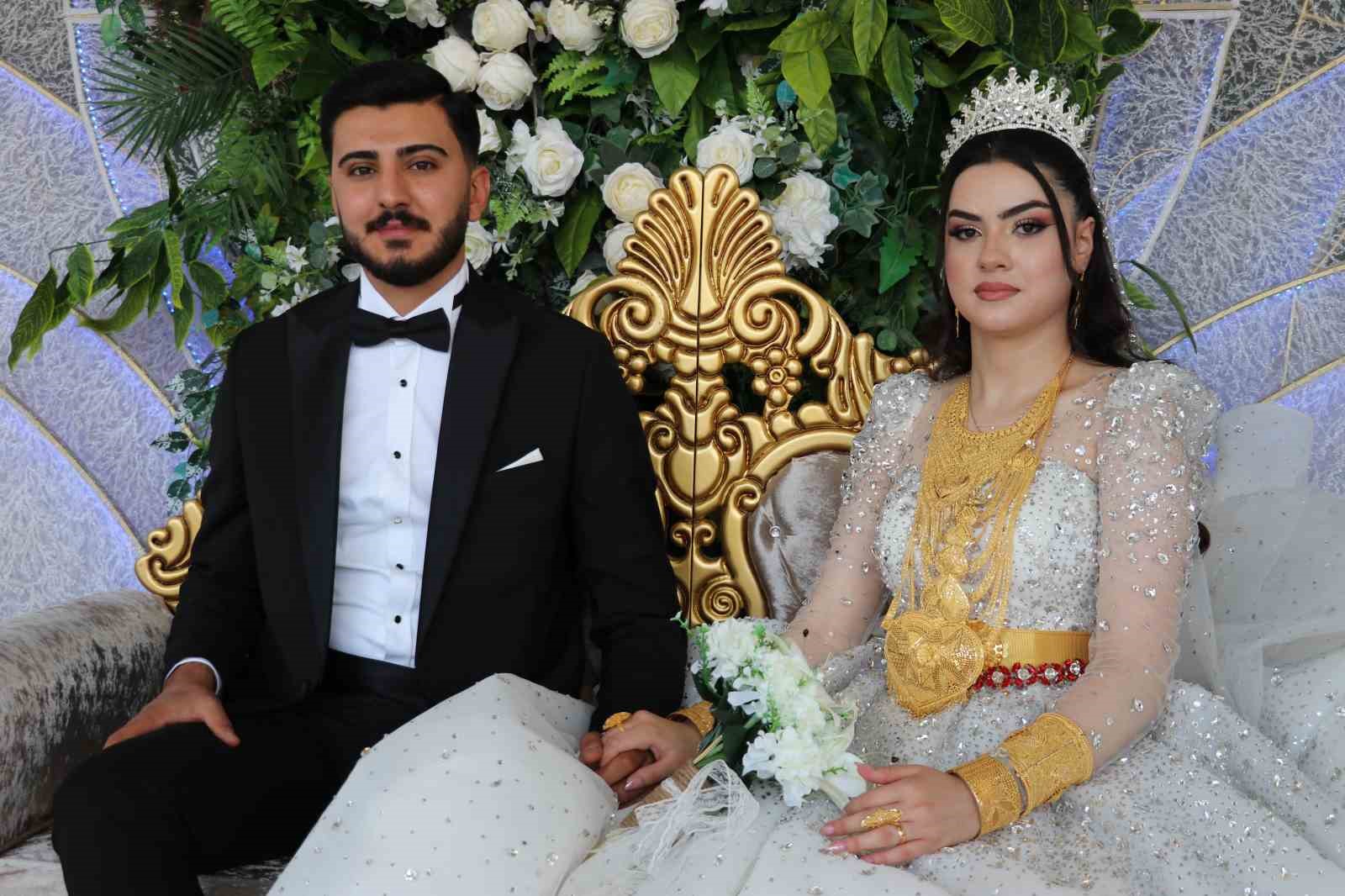 Aşiret düğününde geline 3 kilo altın, damada 4 milyon TL takıldı