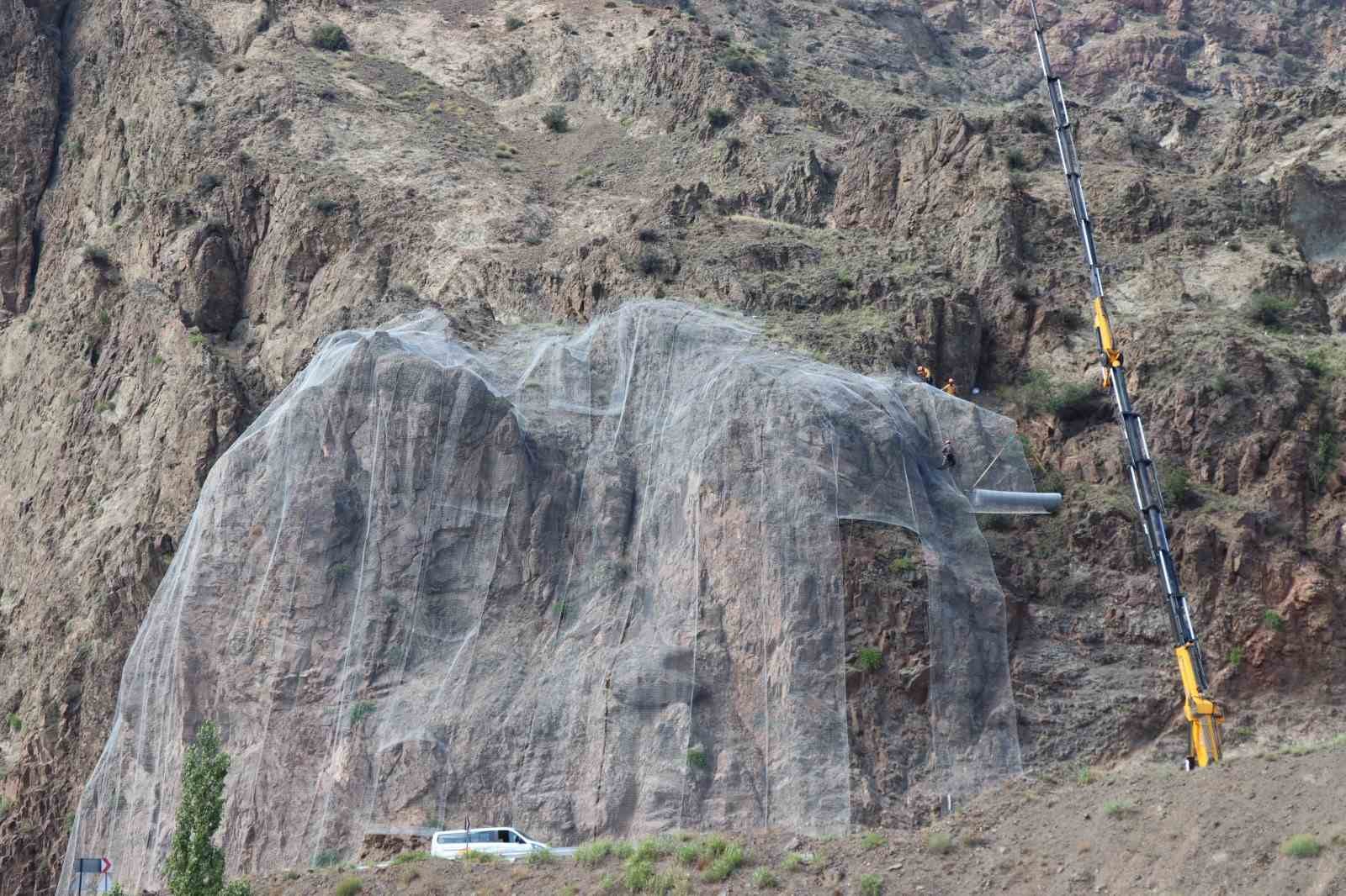 Olur-Artvin yolunda kayalıklara çelik tel