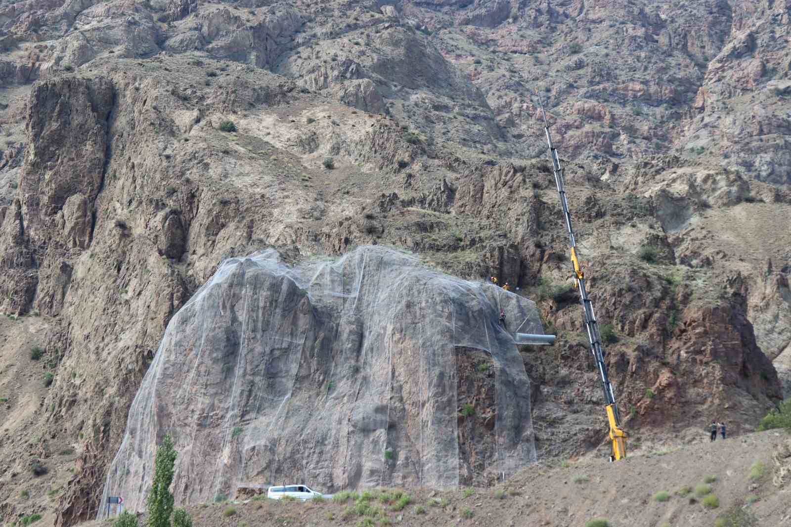 Olur-Artvin yolunda kayalıklara çelik tel