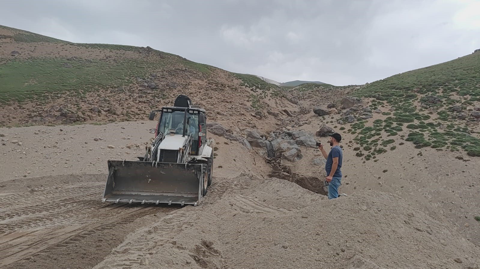 Türkiye’nin en yüksek üçüncü dağı Süphan Dağına yol açma çalışması