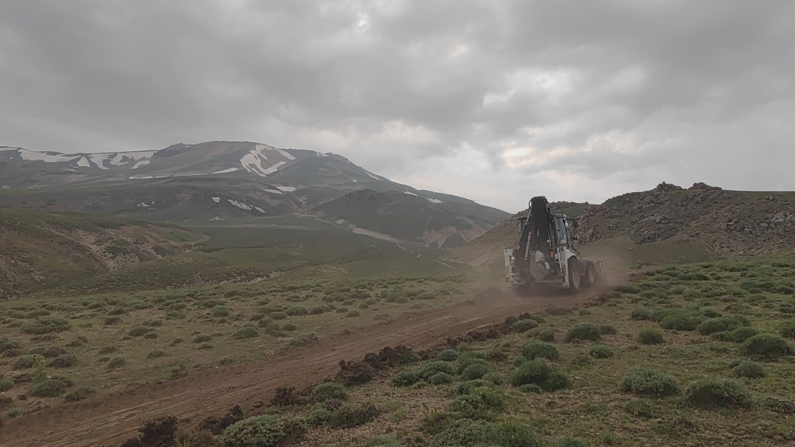 Türkiye’nin en yüksek üçüncü dağı Süphan Dağına yol açma çalışması