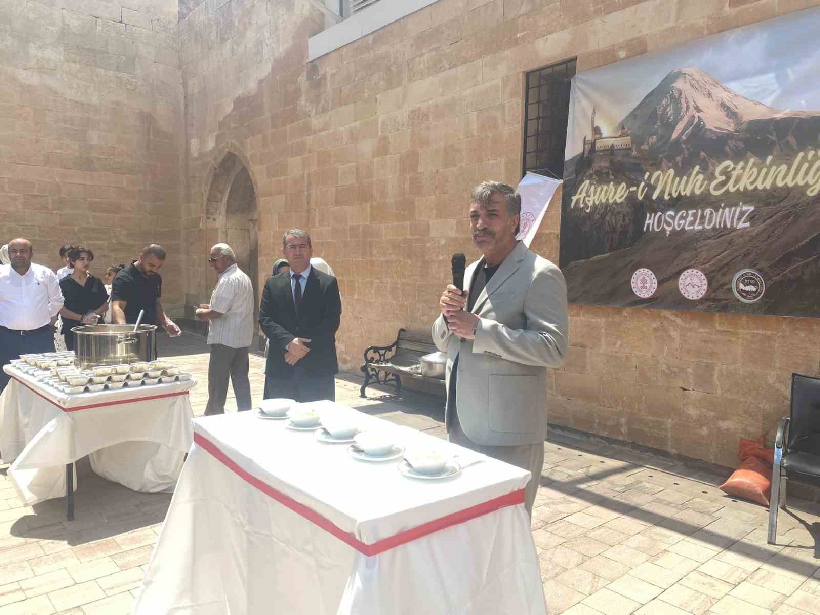 Tarihi Saray’da bin kişilik aşure ikramı