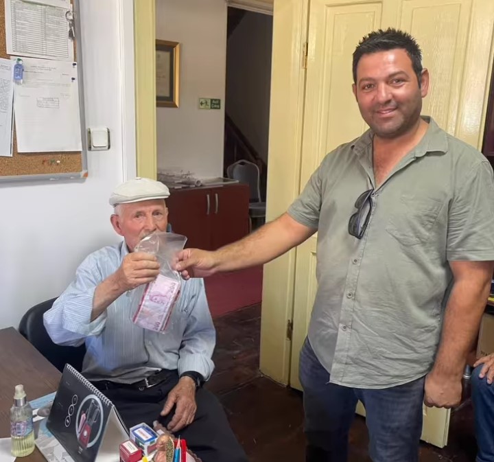 Tuvalette bulduğu parayı sahibine teslim etti