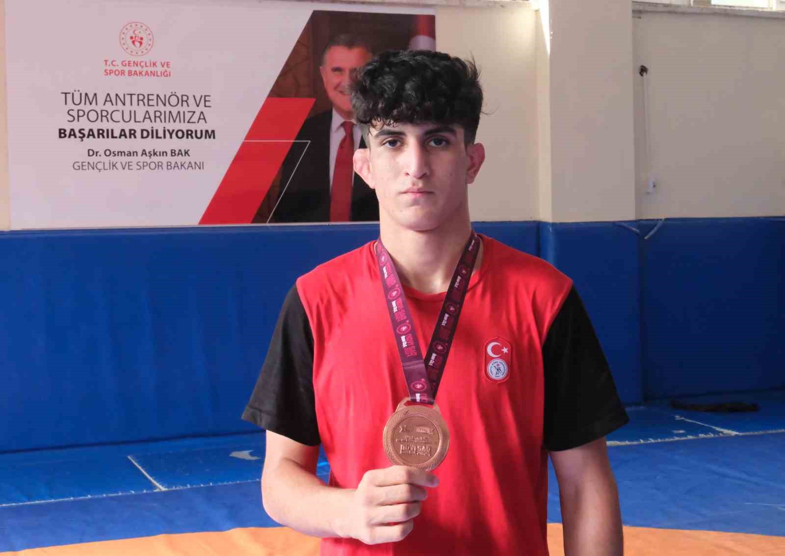 Dedesi ve abisinin yolundan gitti, hedefi dünya şampiyonluğu