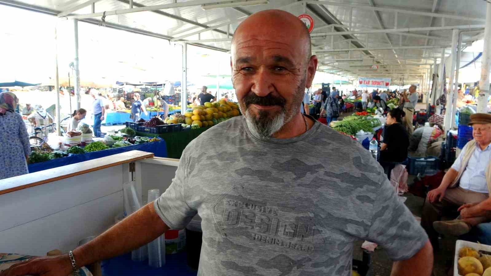 Pazarda açtığı tezgah ile gençlere destek olacak