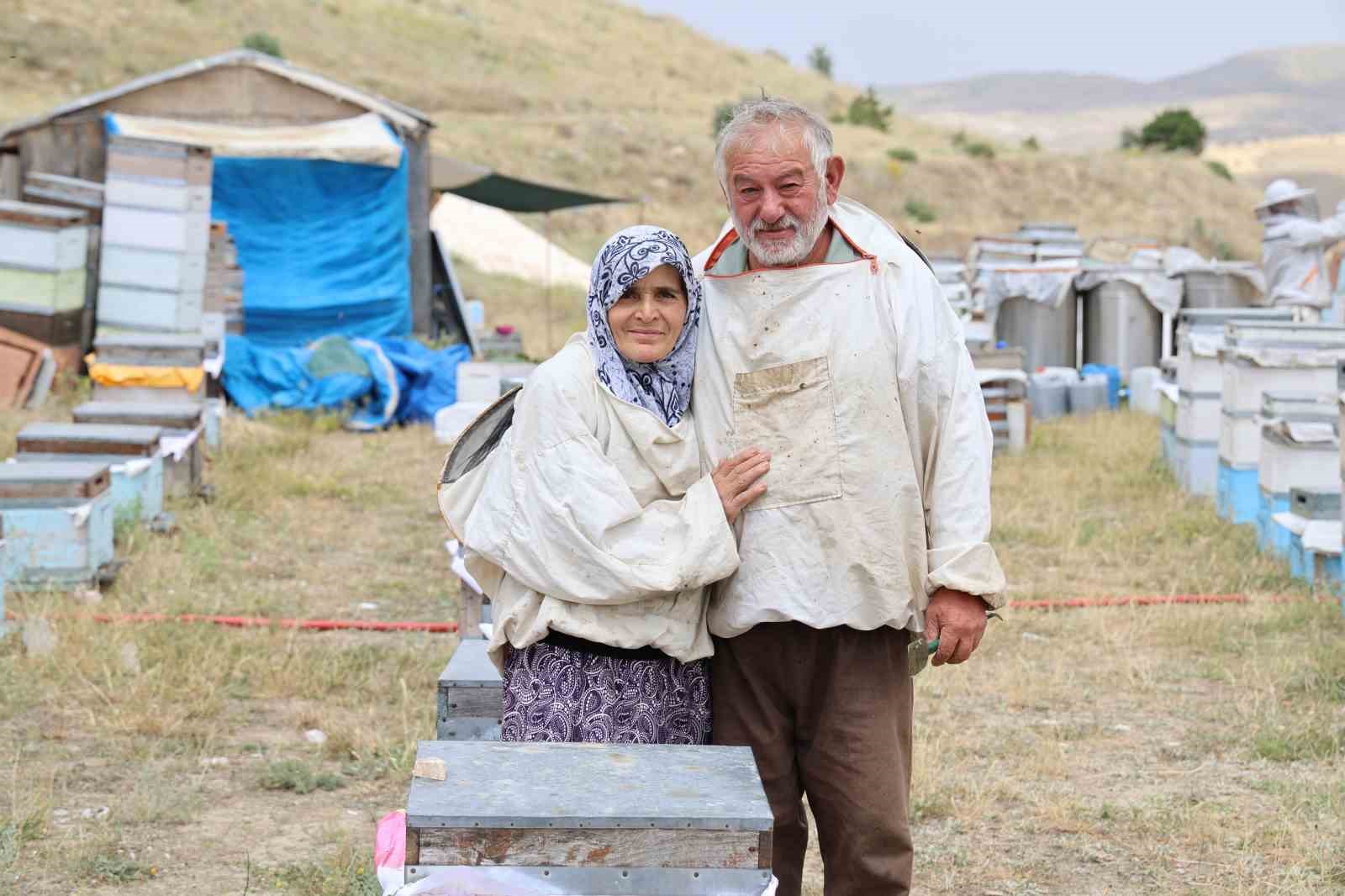 Arıcılıktan elde ettikleri gelirle  5 çocuk büyütüp evlendirdiler