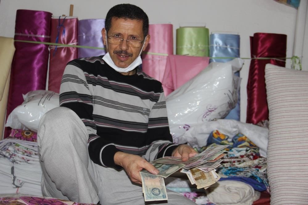 Yastıktan çıkan altınları sahibine teslim etti