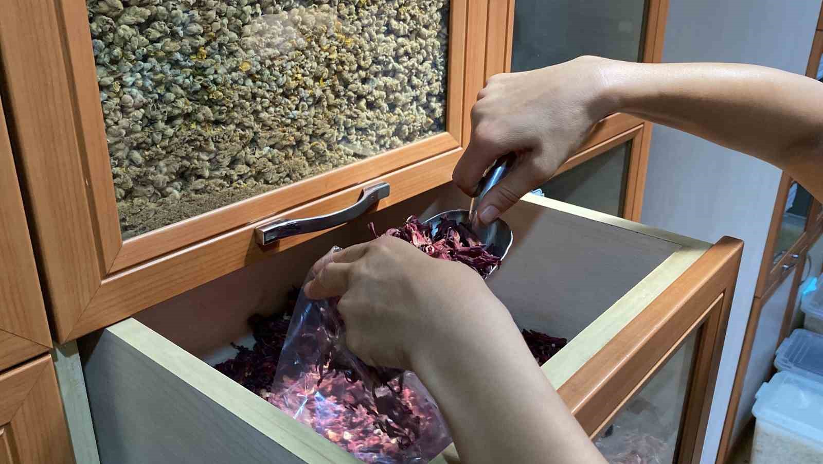 Yılların aktarından tavisye. ” Yazın soğuk değil sıcak içecekler için”