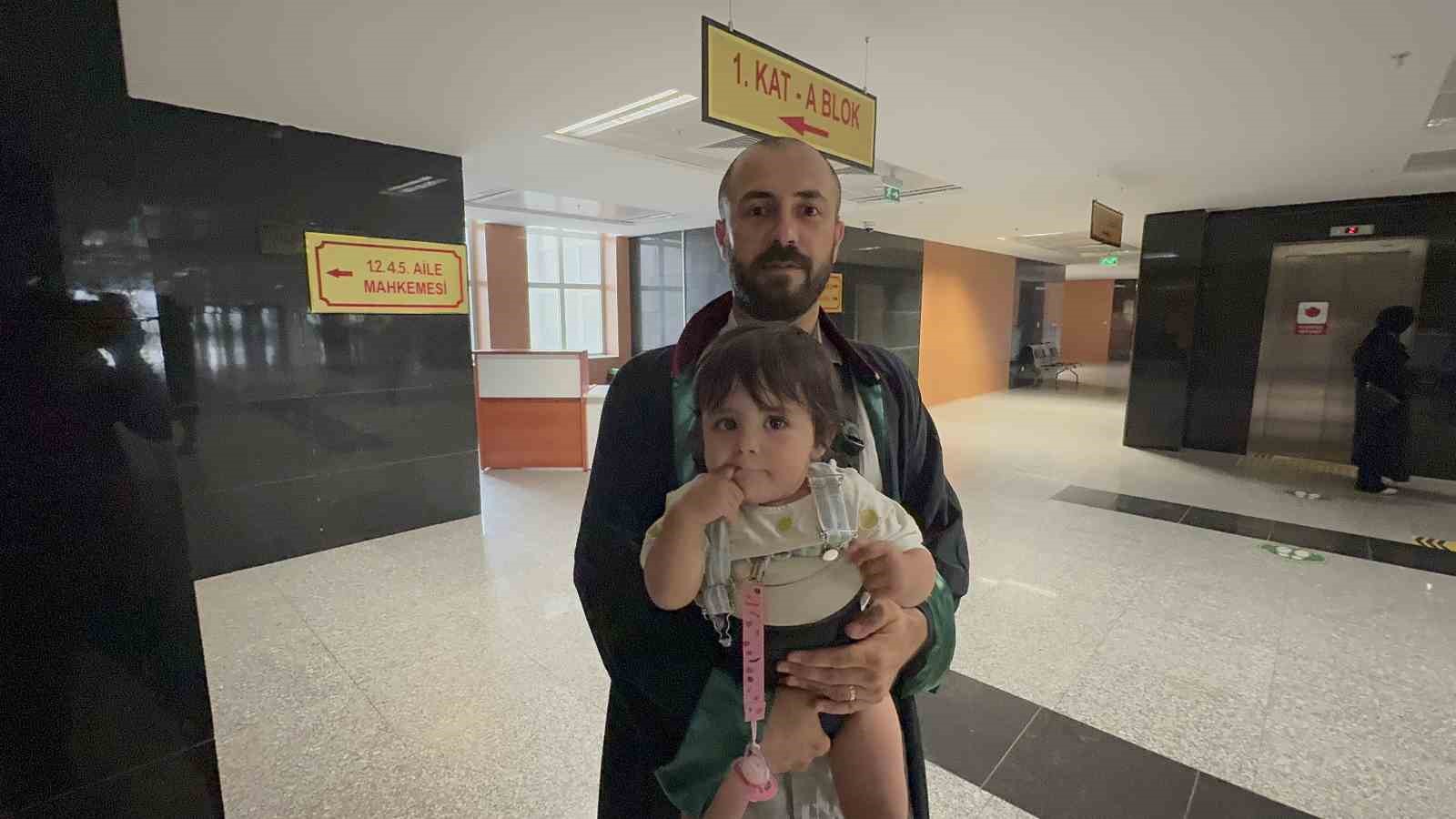 Duruşmalara  bebeğiyle katıldı