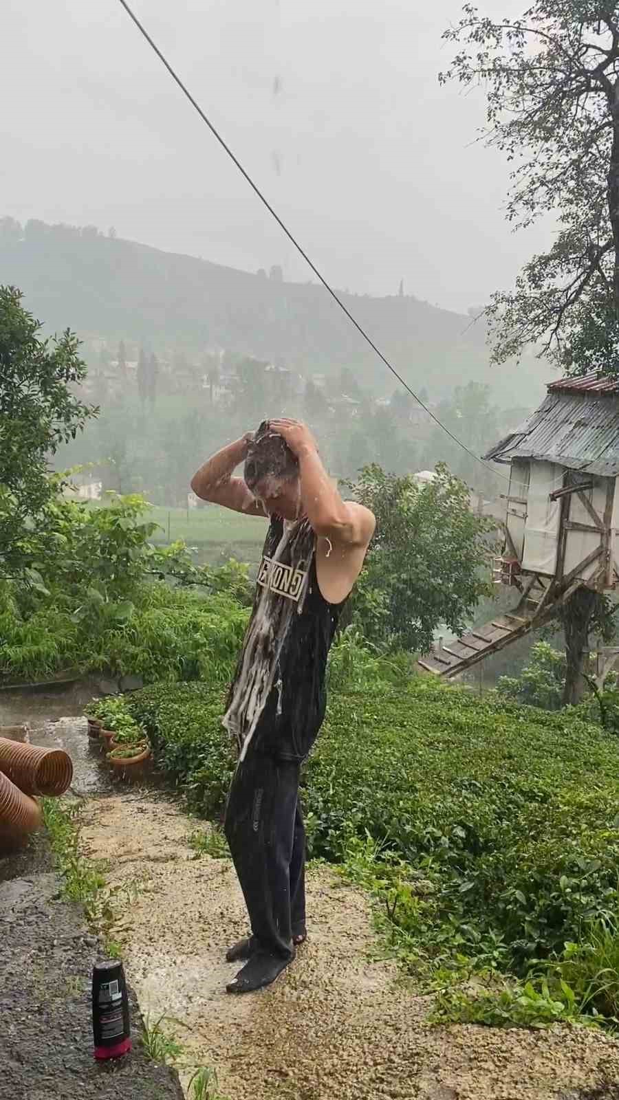 Sıcaktan bunalan genç yağmur altında duş aldı