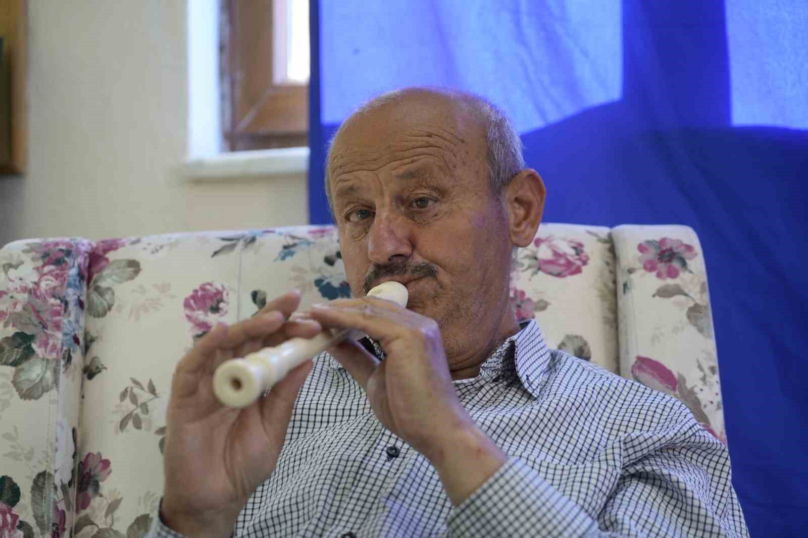 Doğuştan görme engelli İdris amca duygularını flütle anlatıyor