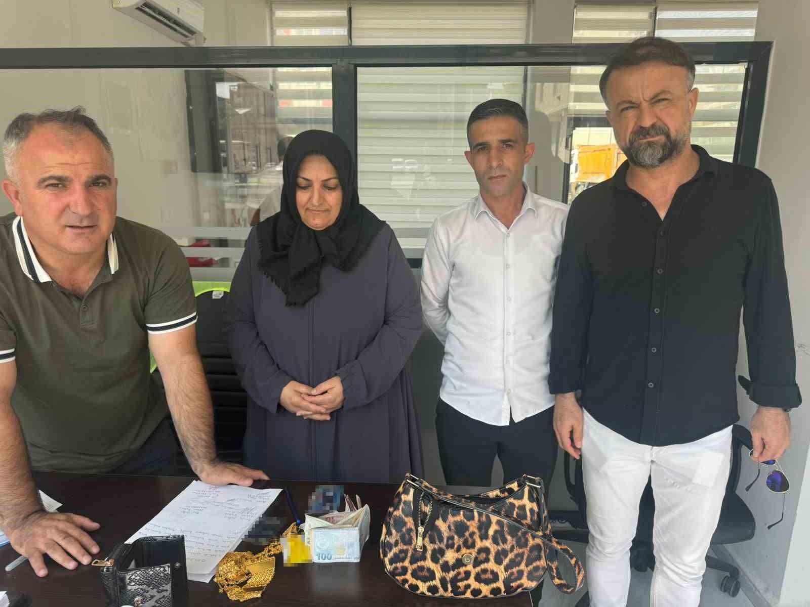 Otobüste unutulan altın sahibine teslim edildi