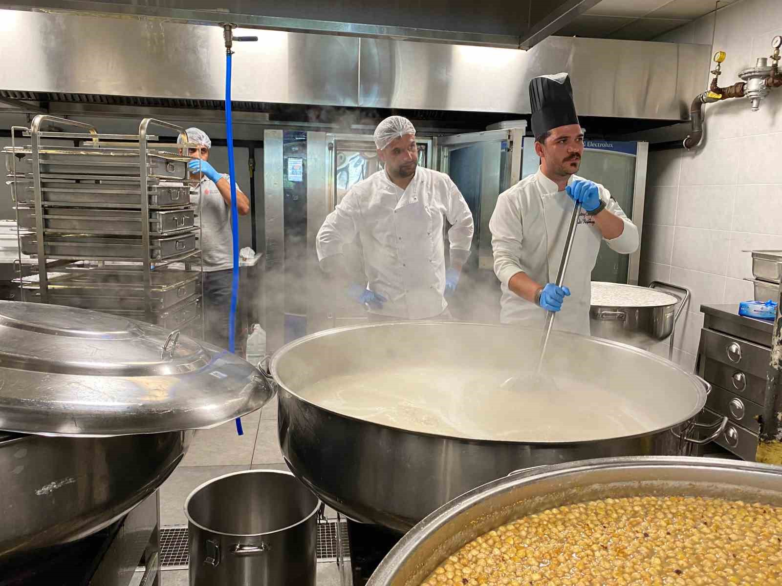 Aşure kazanları kaynamaya devam ediyor