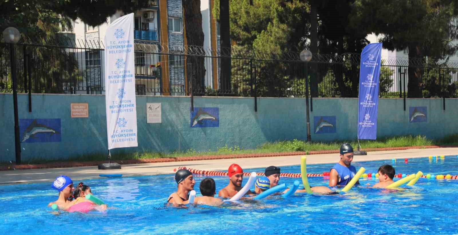 Otizmli çocuklar yüzme öğreniyor