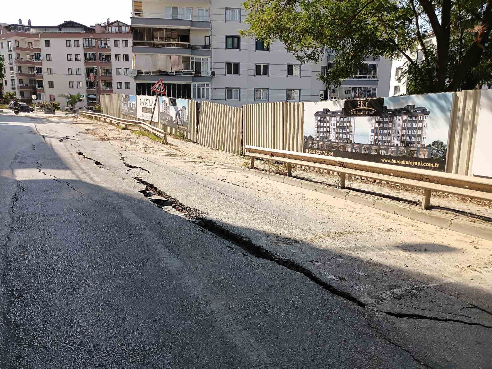 Konut inşaatı yolu çöktürdü