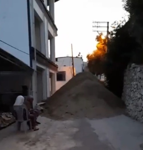 Sokağa dökülen kumlar vatandaşlara zor anlar yaşattı