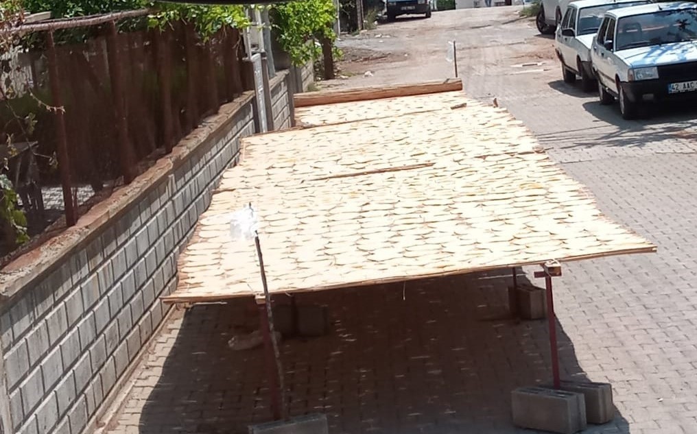 Yol kenarında tarhana kurutanlara uyarı