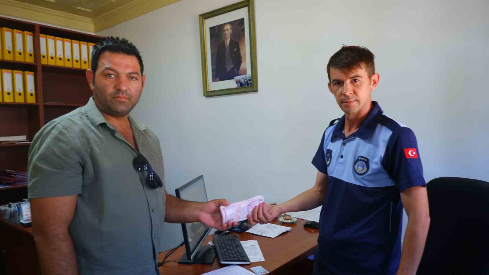 Tuvalette bulduğu 10 bin lirayı sahibine teslim etti