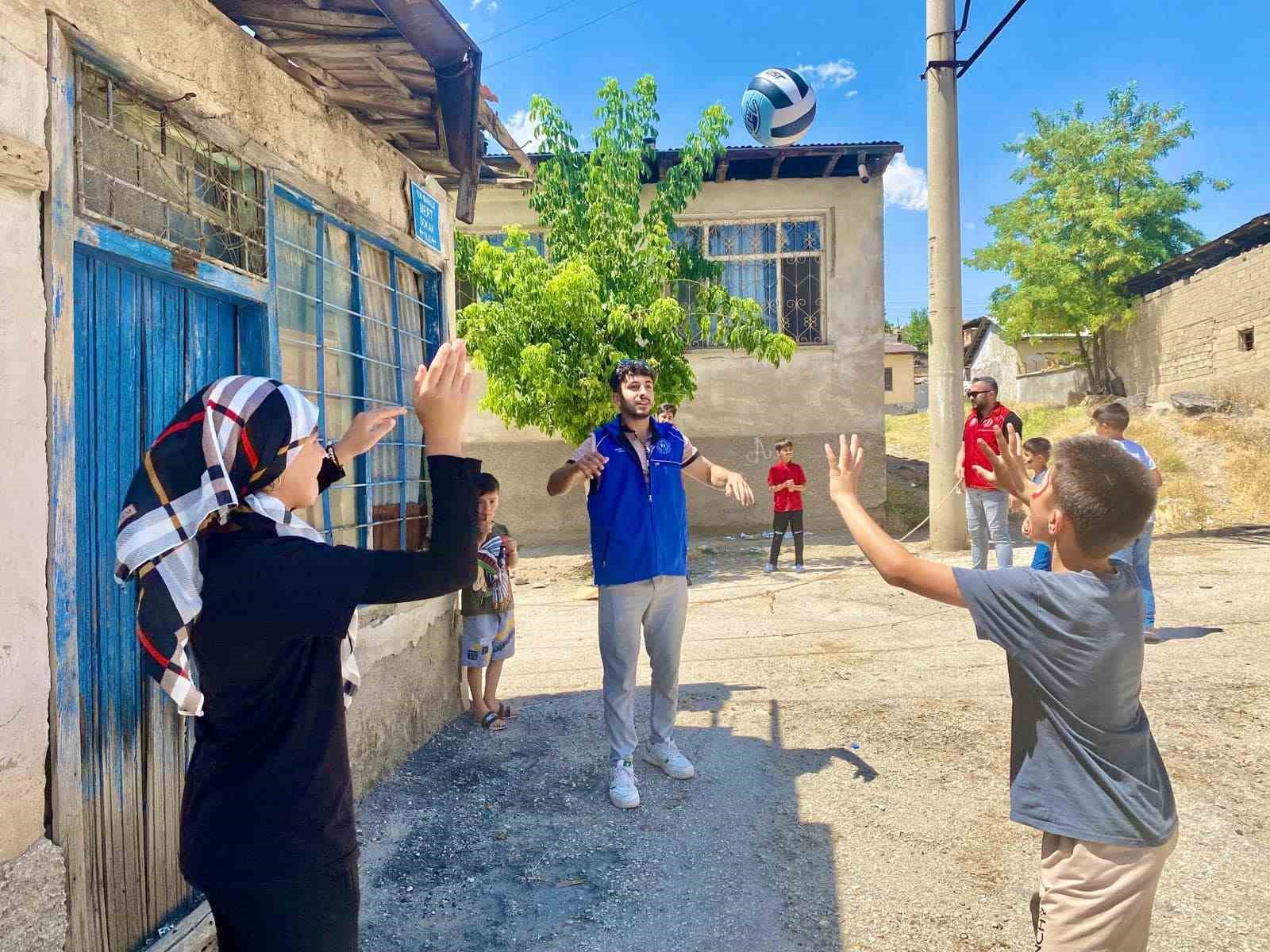 Elazığ’da çocuklar sokak oyunları ile keyifli anlar yaşadı