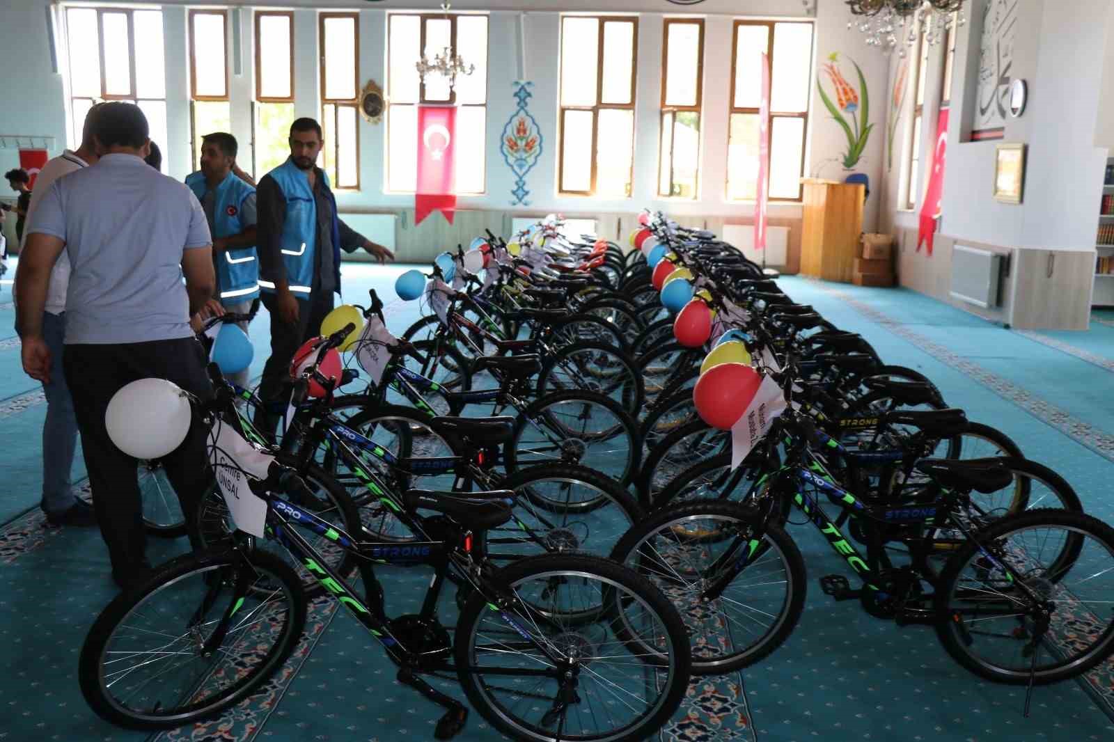 50 yetim çocuğa bisiklet sürprizi