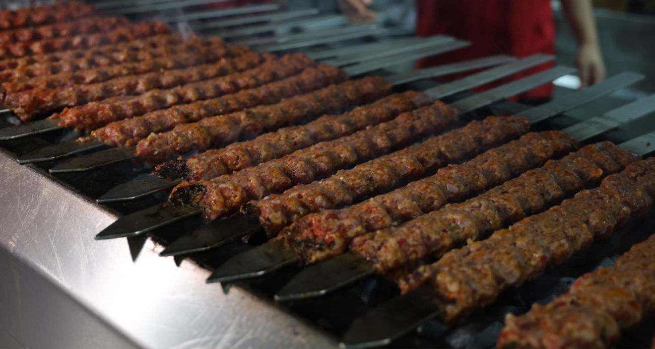 Kavurucu sıcaklarda Kebap için uzun kuyruklar oluşturdular
