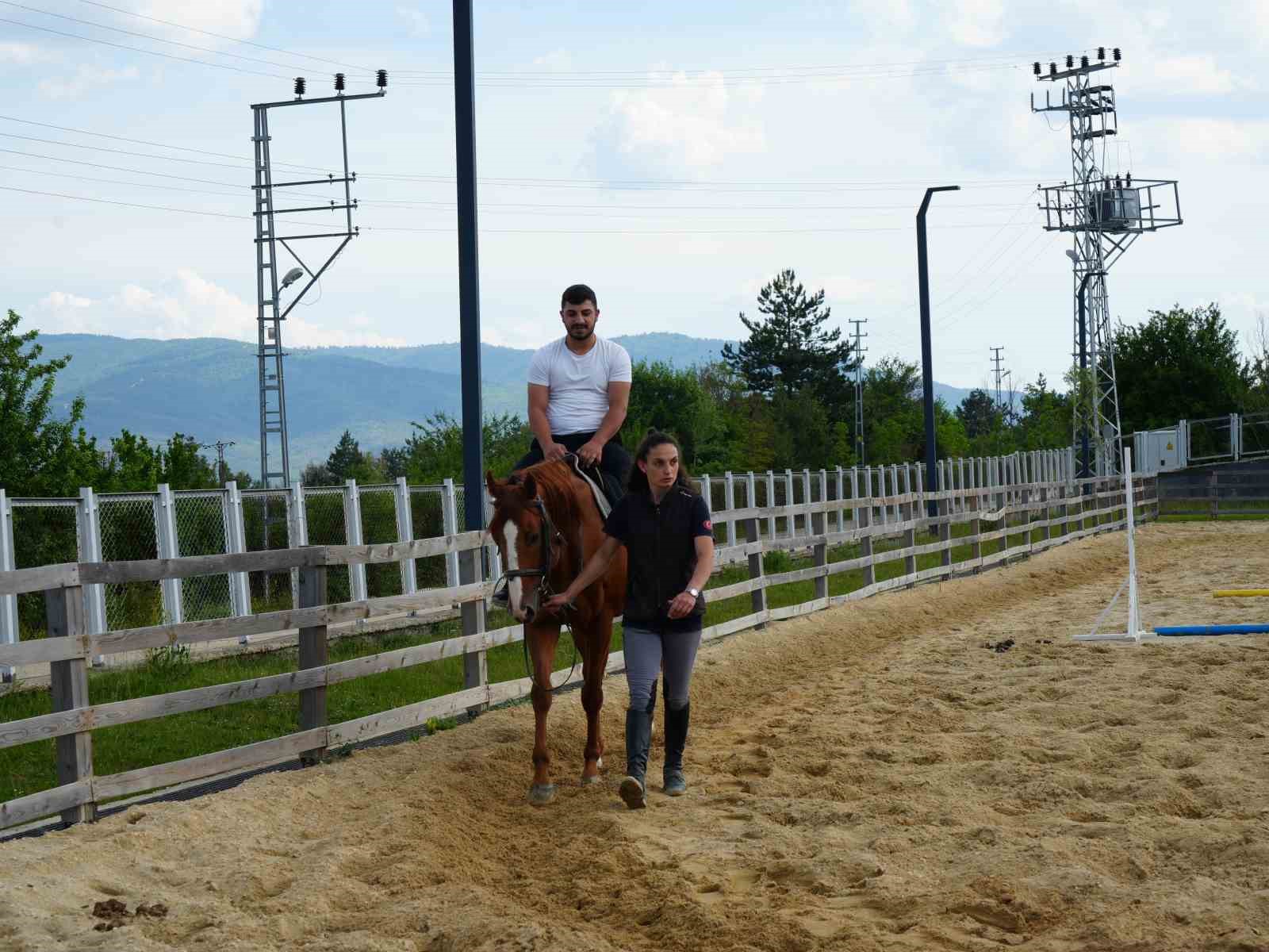 Atlarla dolu hem çocuklara umut oluyor hem de şehir stresini unutturuyor
