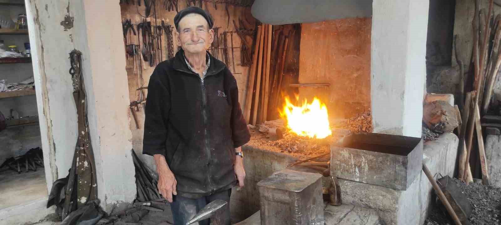 75 yaşındaki Hasan usta, yarım asırdır demir dövüyor