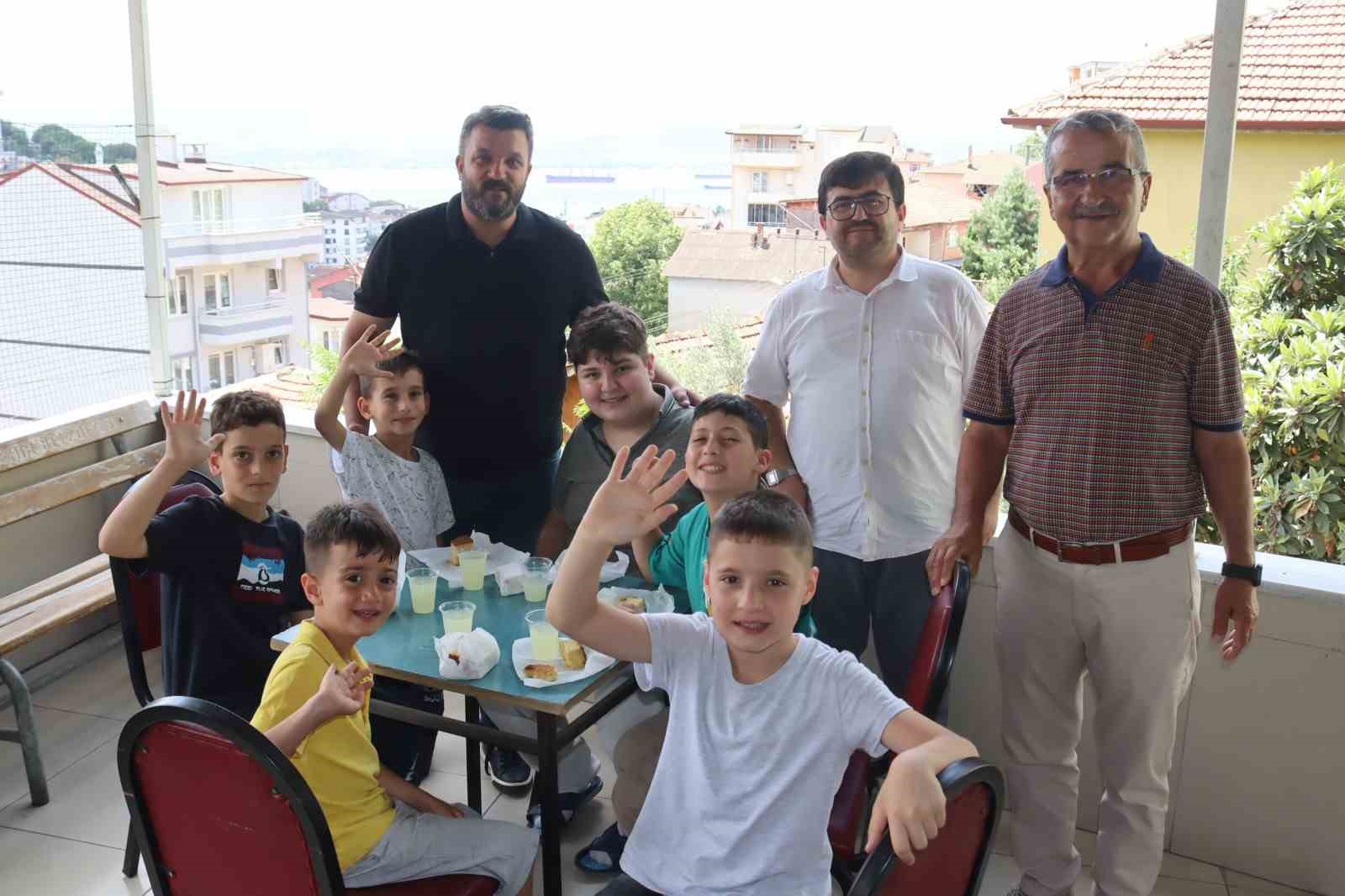 Kur’an kursuna başlayan çocuklara kek ve limonata ikramı