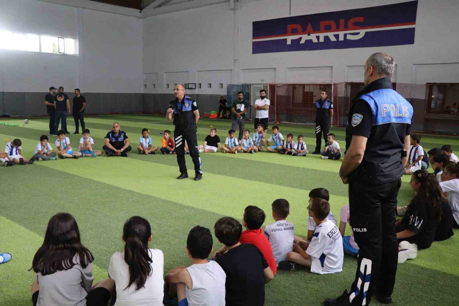 Polis Erzurum’da çocuklarla futbol oynadı, evleri ziyaret etti