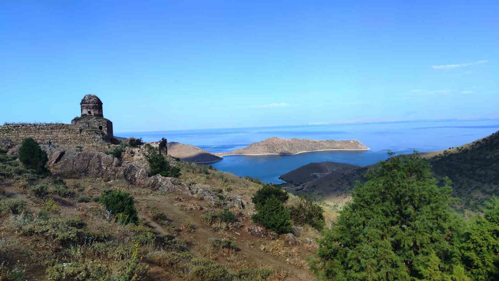 Kaçak kazı yapanlar tarihi kiliseyi tahrip etti