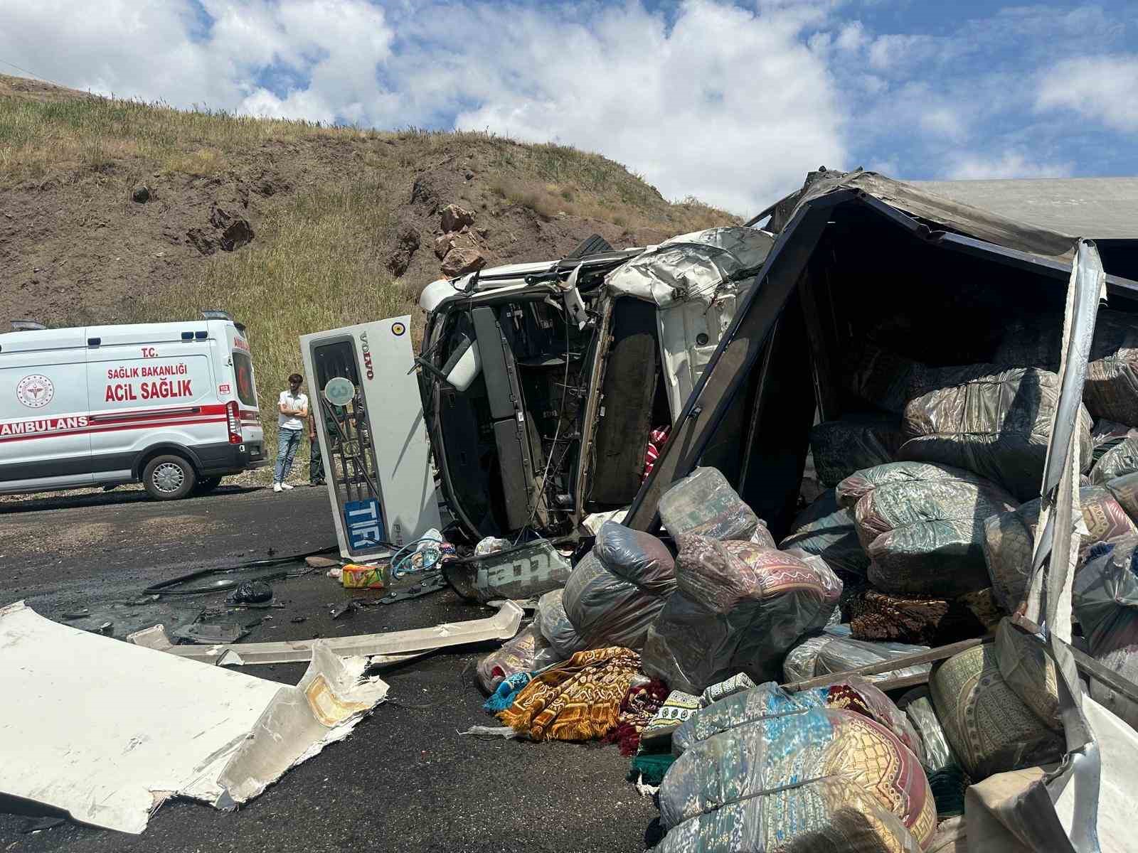 Yüksekova’da 2 tır kafa kafaya çarpıştı