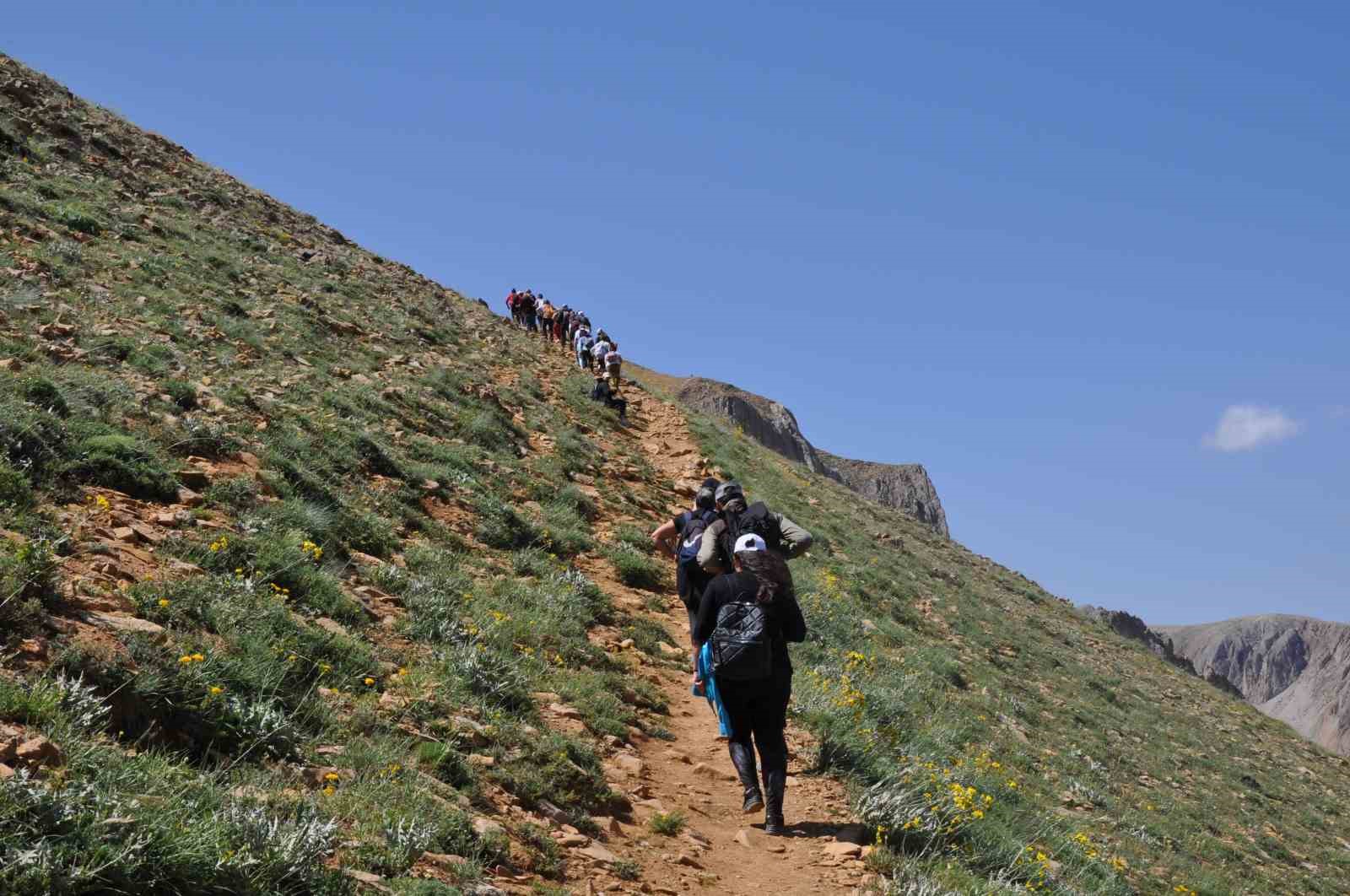 Tunceli’de doğa harikası krater gölüne gezi