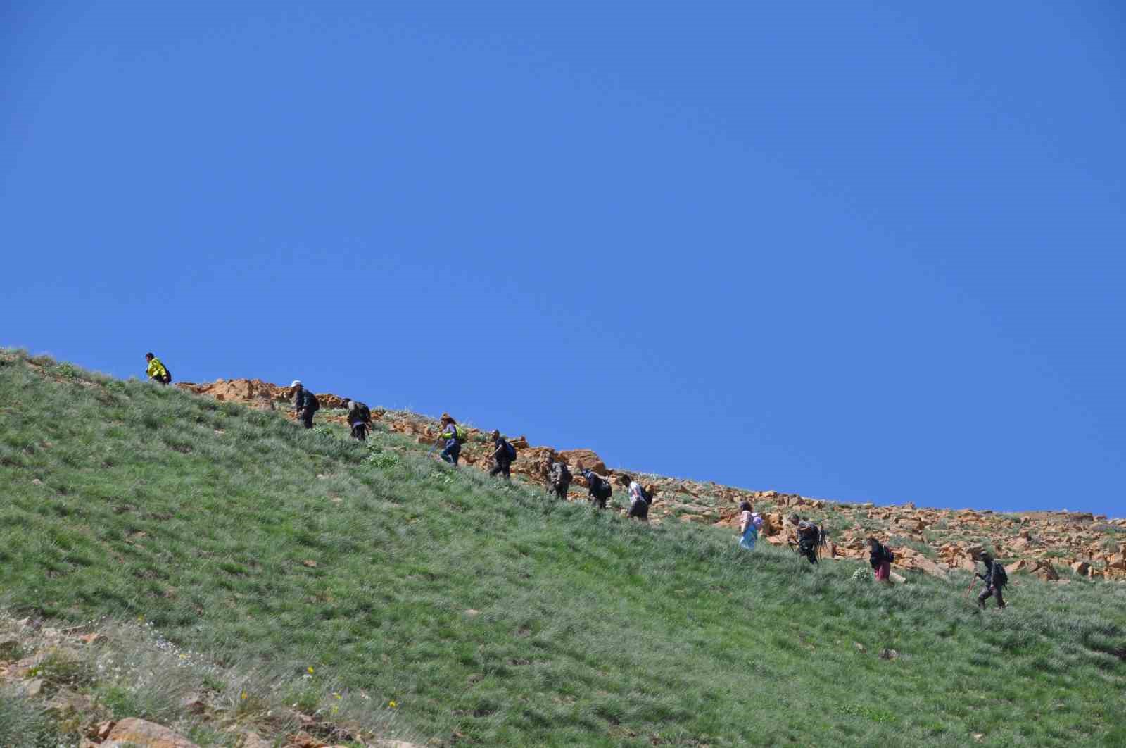 Tunceli’de doğa harikası krater gölüne gezi