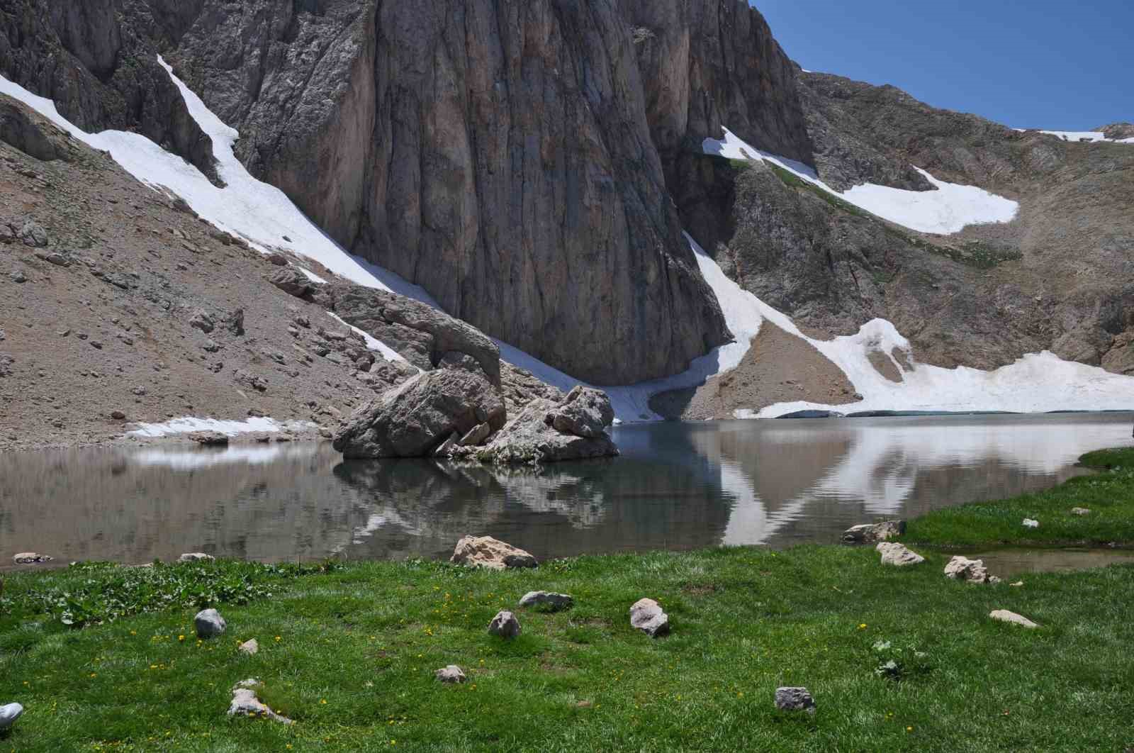 Tunceli’de doğa harikası krater gölüne gezi