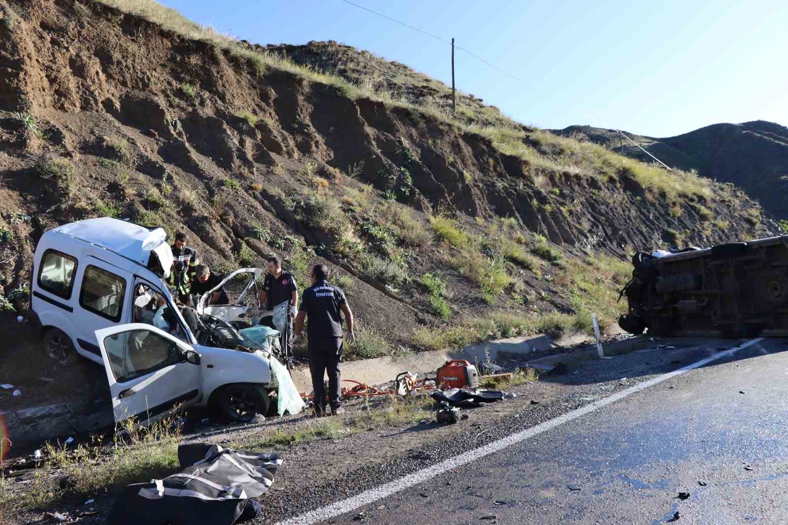 Erzurum’da ambulans ile hafif ticari araç çarpıştı: 4 ölü, 1 yaralı