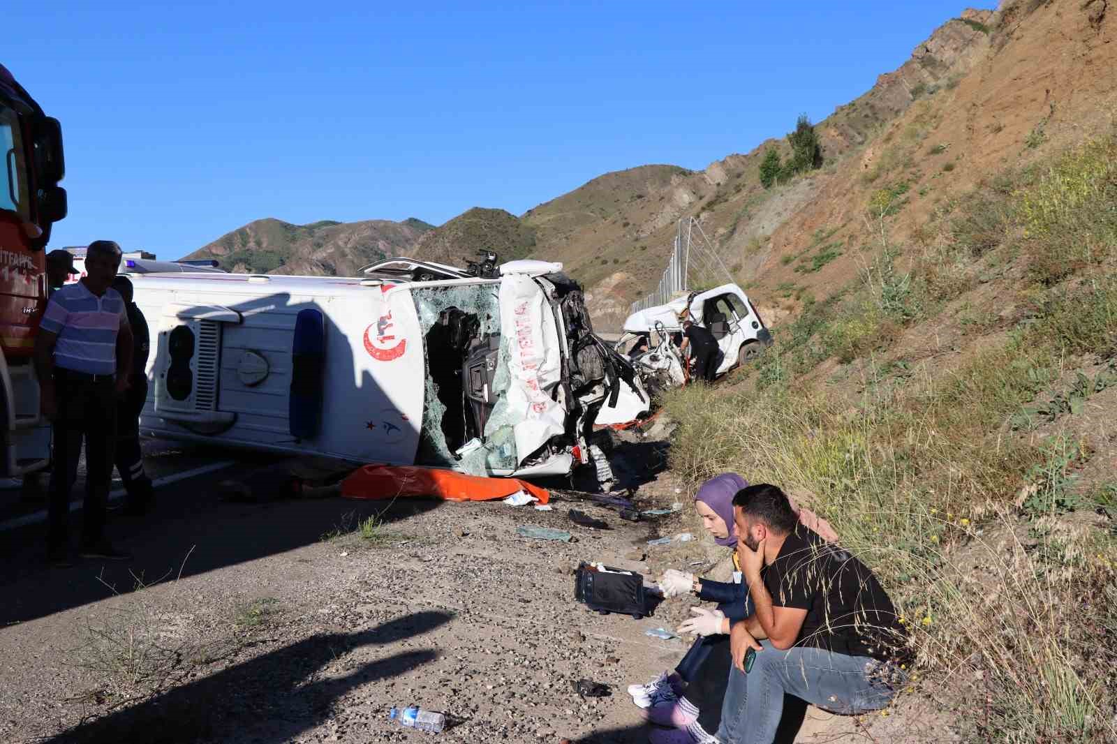 Erzurum’da ambulans ile hafif ticari araç çarpıştı: 4 ölü, 1 yaralı